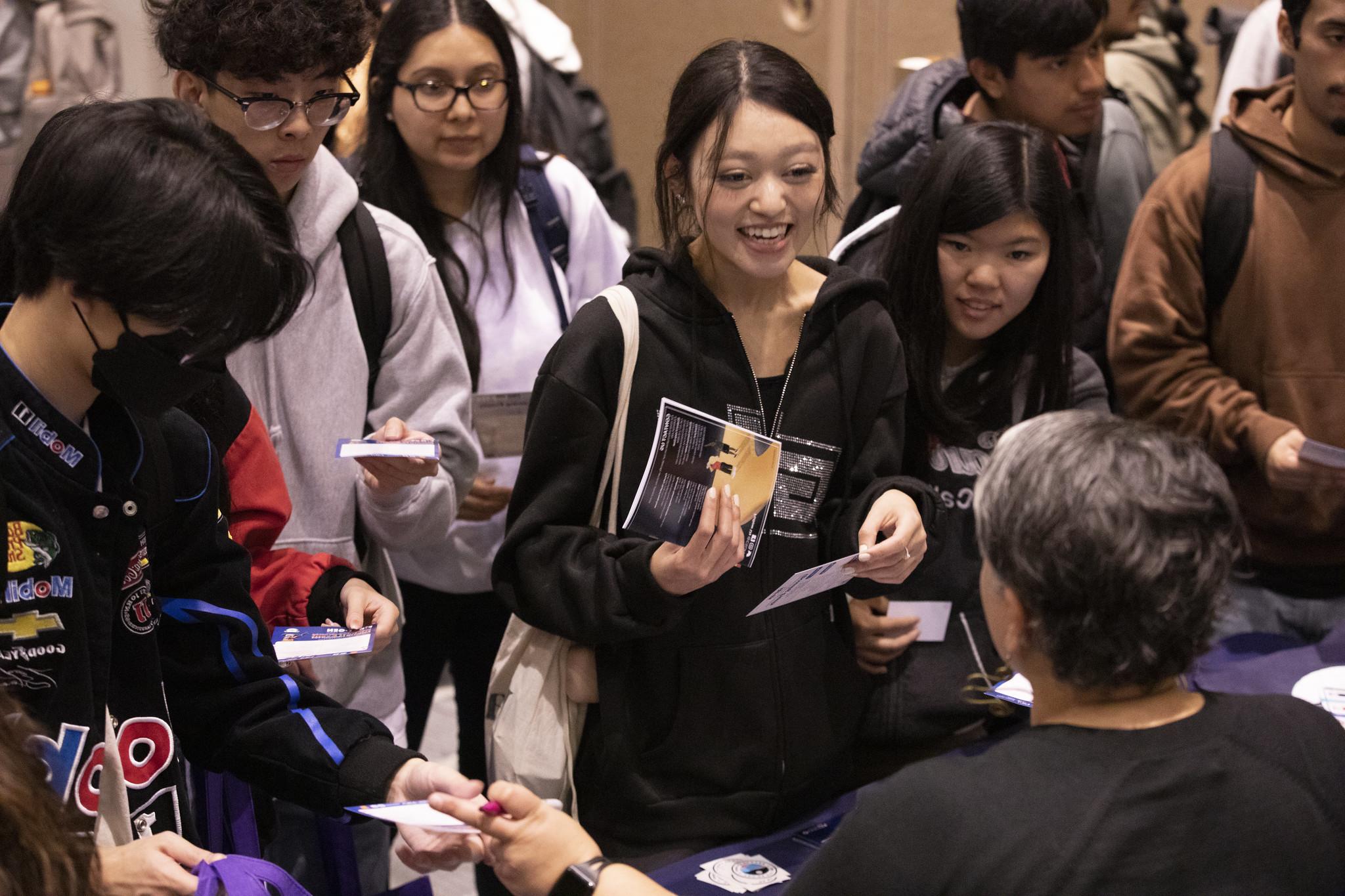 学生在全国第一代大学生周期间与教职员工交谈.